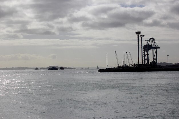 Navio da ponte da cidade do cais da paisagem do centro de auckland