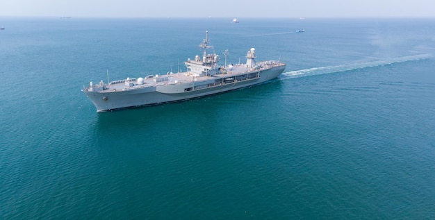 Navio de batalha nuclear Patrulha militar do porta-navios da marinha em torno do porto