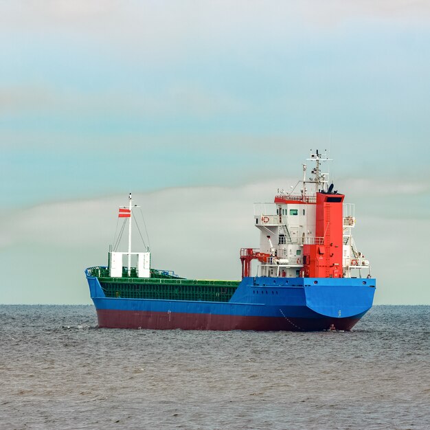 Navio de carga azul entrando no mar báltico. riga, europa