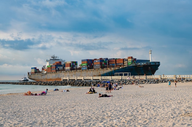 Navio de carga de miami beach florida eua 18 de abril de 2021 com contêineres no comércio portuário