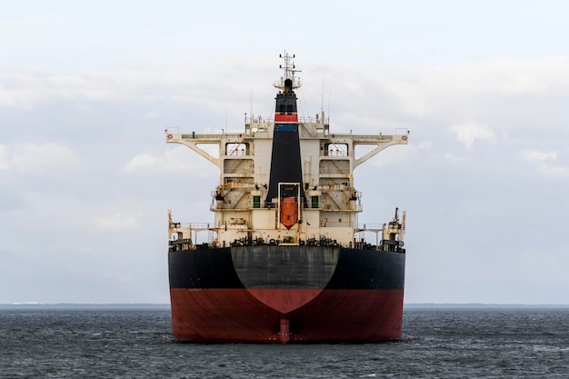 Navio de carga fundeado na estrada Navio de carga a granel no mar Logística de importação e exportação