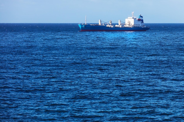 Navio de carga no oceano