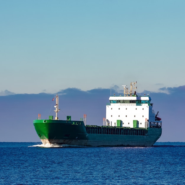 Navio de carga verde movendo-se nas águas paradas do mar báltico