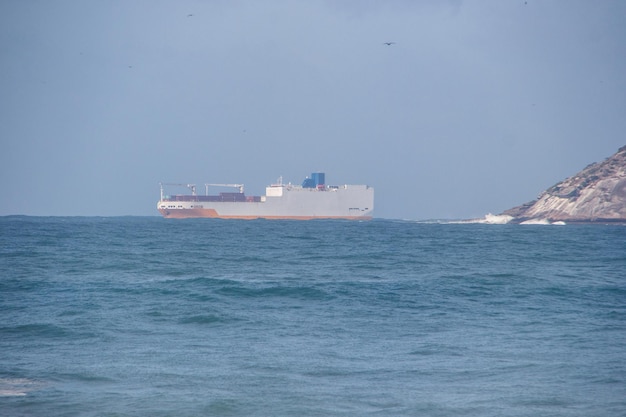 Navio de carga visto da praia de Copacabana no Rio de Janeiro Brasil