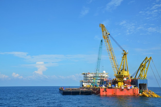 Navio de colocação de tubos no mar contra o céu
