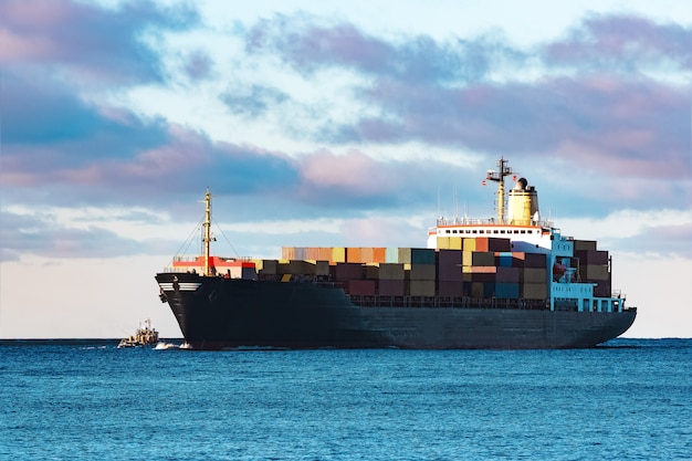 Navio de contêineres preto moderno saindo do mar báltico