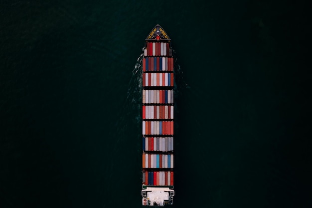 Foto navio de contêineres que transporta grandes cargas logísticas de importação e exportação de mercadorias internacionalmente em todo o mundo