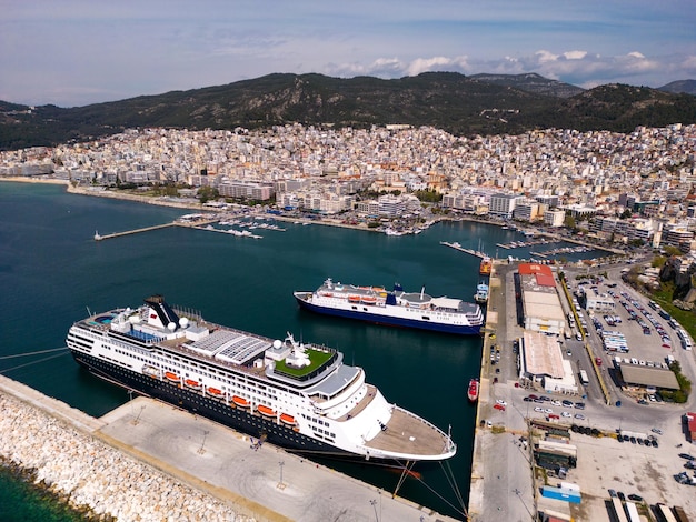 Navio de cruzeiro com vista aérea no porto de Kavala Os visitantes podem desfrutar de panoramas deslumbrantes dos edifícios coloridos da cidade e da orla vibrante