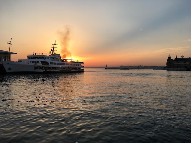Navio de cruzeiro contra o céu ao pôr do sol
