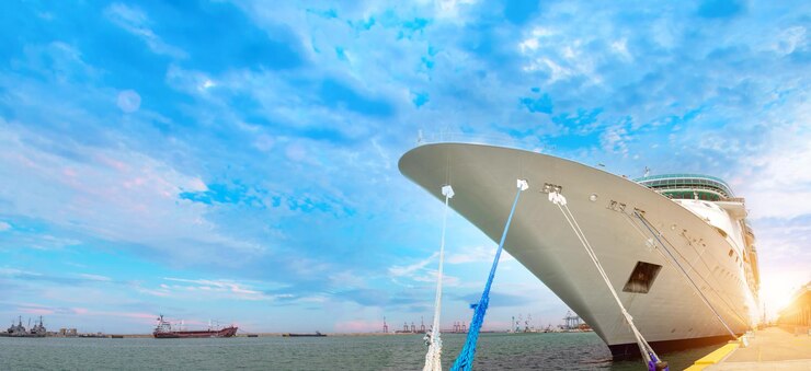 Foto navio de cruzeiro de luxo no porto de haifa em israel para cruzeiro no mediterrâneo para as ilhas gregas e grécia