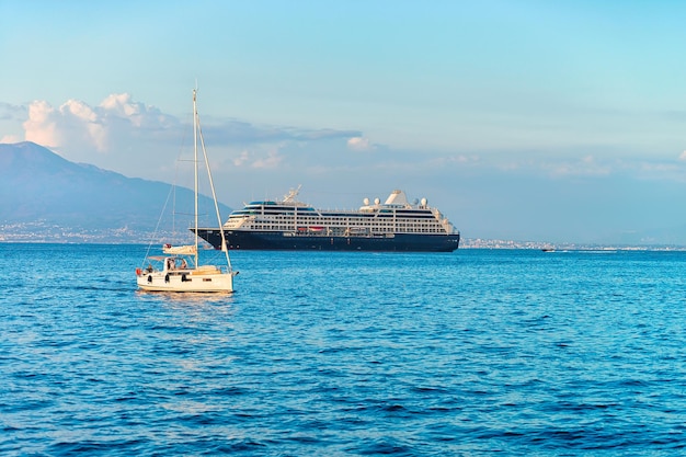 Navio de cruzeiro e barco no porto de Marina Grande em Sorrento, mar Tirreno, costa de Amalfi, Itália