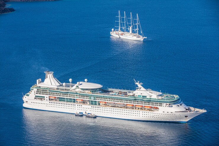 Foto navio de cruzeiro e veleiro no oceano azul viagens de verão e passageiros de férias de cruzeiro viajando