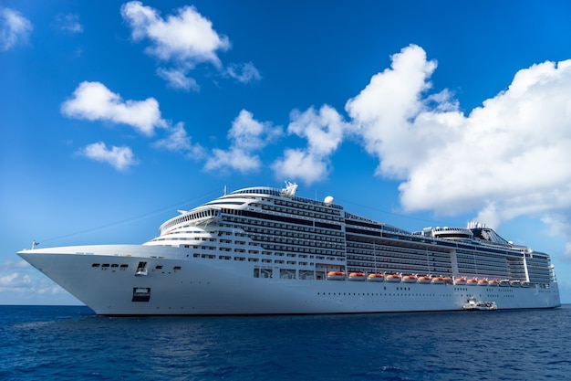 Navio de cruzeiro em águas cristalinas com céu azul