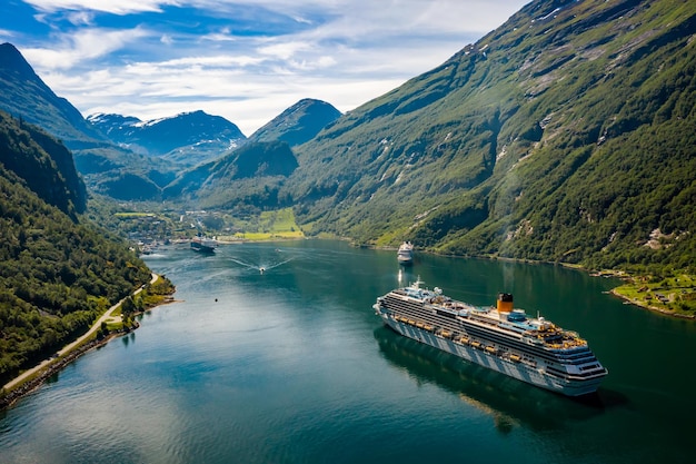 Navio de cruzeiro, navios de cruzeiro no fiorde de geiranger, noruega. o fiorde é um dos locais turísticos mais visitados da noruega. fiorde de geiranger, um patrimônio mundial da unesco