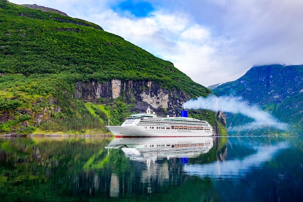 Navio de cruzeiro, navios de cruzeiro no fiorde de Geiranger, Noruega