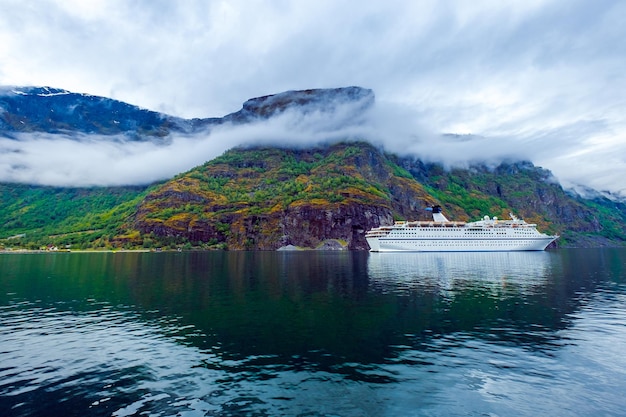 Navio de cruzeiro, navios de cruzeiro no fiorde de Hardanger, bela natureza Noruega