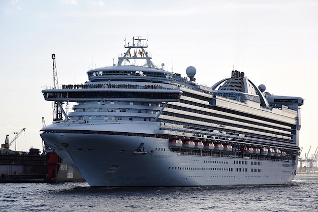 Navio de cruzeiro no mar contra o céu