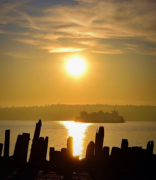 Foto navio de cruzeiro no mar durante o pôr-do-sol