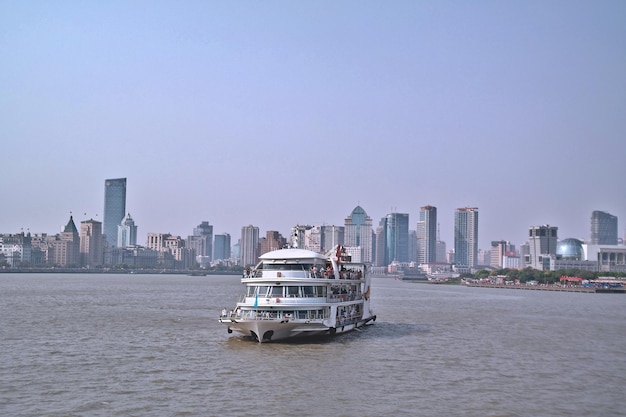 Navio de cruzeiro no mar na cidade