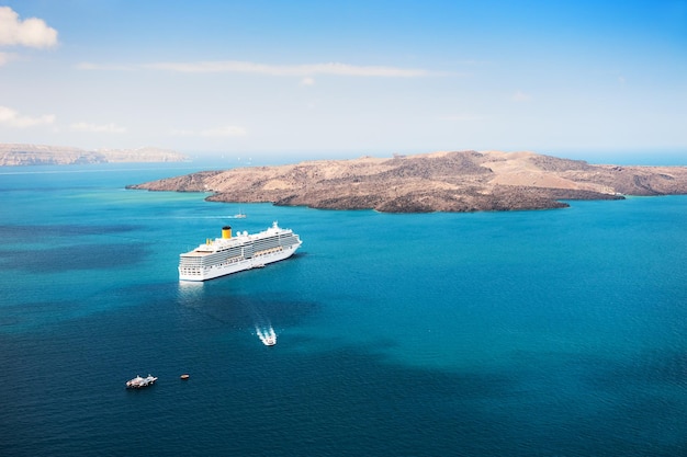 Navio de cruzeiro no mar. Vulcão perto da ilha de Santorini, Grécia.