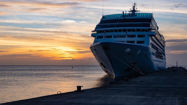 Foto navio de cruzeiro no porto copie o espaço navio de cruzeiro no porto ao pôr do sol navio de cruzeiro no porto ao nascer do sol