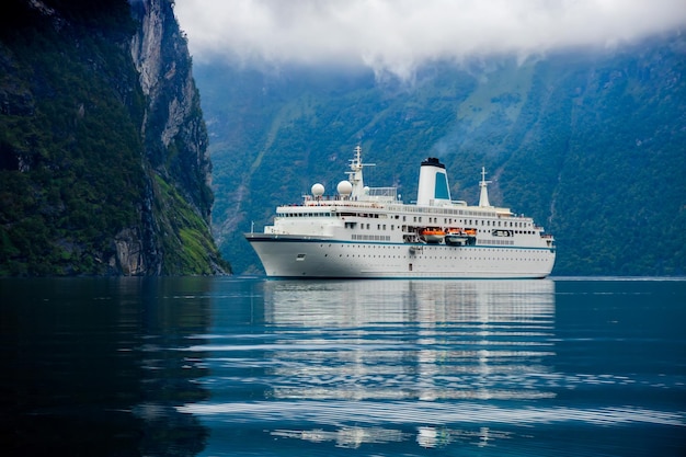 Navio de cruzeiros, navios de cruzeiro no fiorde de Geiranger, Noruega. O fiorde é um dos locais turísticos mais visitados da Noruega. Fiorde de Geiranger, Patrimônio Mundial da UNESCO
