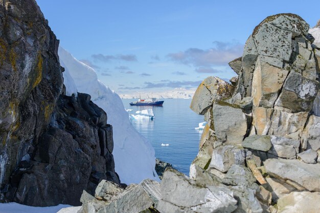 Navio de expedição com iceberg no mar Antártico