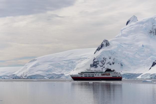 Navio de expedição no mar Antártico