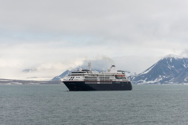 Navio de expedição no mar do Ártico, Svalbard. Embarcação de cruzeiro de passageiros. Cruzeiro no Ártico e Antártico.