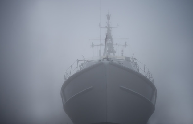 Navio de guerra fantasma no nevoeiro ou névoa como um pirata de conceito misterioso holandês voador