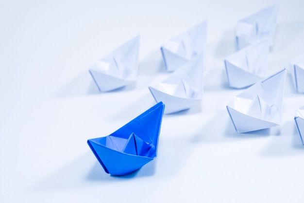 Navio de papel azul lindo
