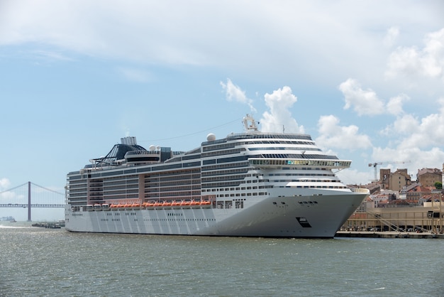 Navio de passageiros atracado no porto