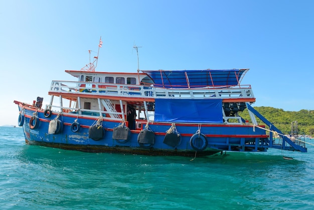 Navio de passageiros na ilha de Larn na ilha de Larn Pattaya Tailândia