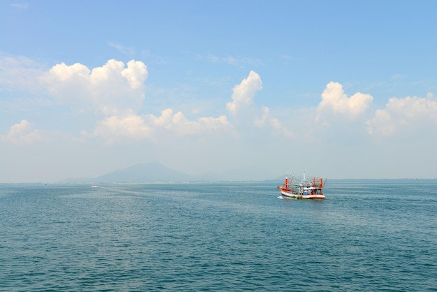 Navio de pesca no Golfo da Tailândia.