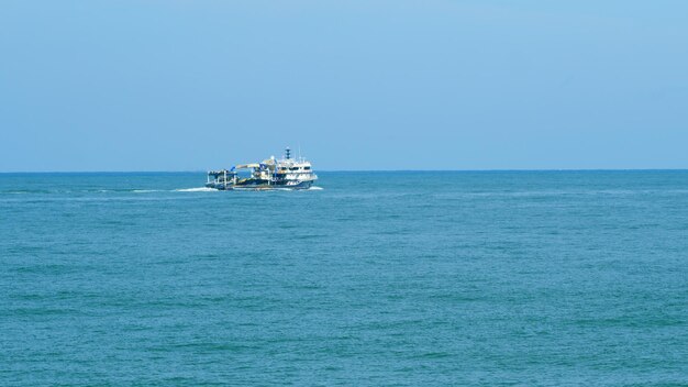 Navio de pesca no mar calmo barco de pesca no oceano ou no mar largo em tempo real