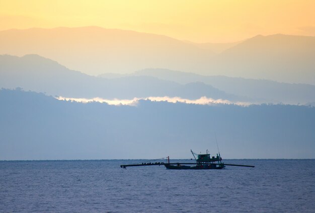 Navio de pesca no mar