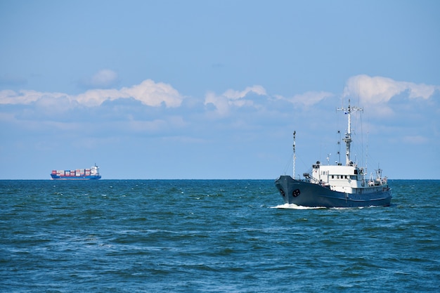 Navio de pesquisa, navio de pesquisa, barco de patrulha navegando no azul brilhante do Mar Báltico, navio de patrulha da marinha. Navio militar, navio de guerra, navio de guerra da Frota do Báltico, Marinha Russa