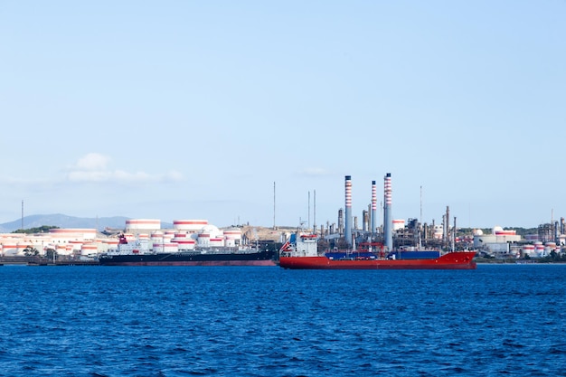 Navio de petróleo atracado no cais de petróleo na refinaria de petróleo