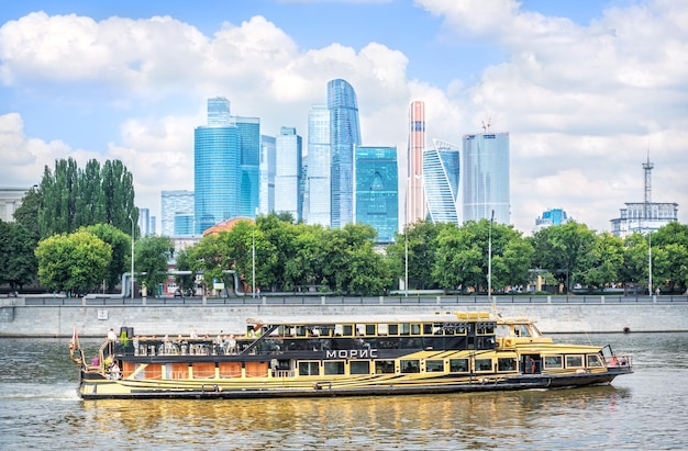 Navio de prazer Maurice no rio Moscou e cidade de Moscou Moscou
