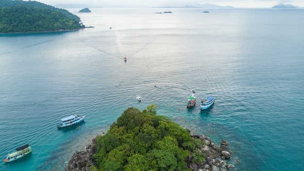 Navio do mar na Tailândia