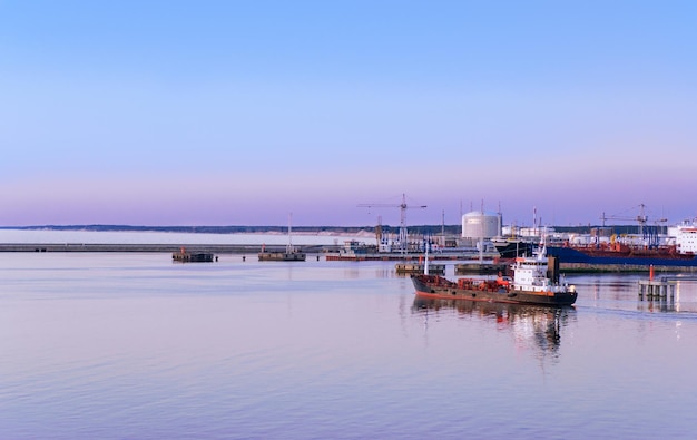 Navio e barcos na Marina em Ventspils ao pôr do sol. Ventspils uma cidade na região da Curlândia da Letônia. A Letônia é um dos países bálticos