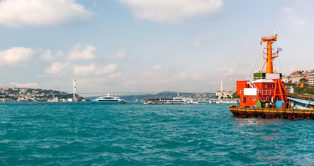Navio em Istambul ao pôr do sol