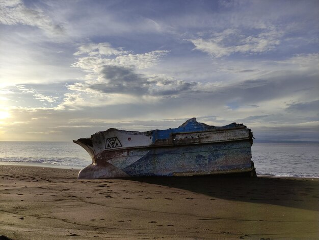 Navio encalhado na praia