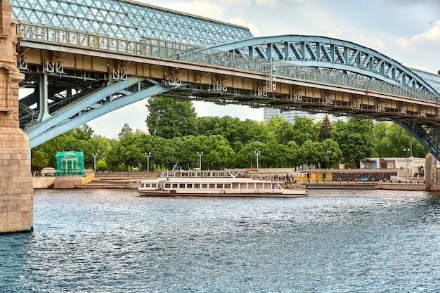 Navio fluvial na cidade