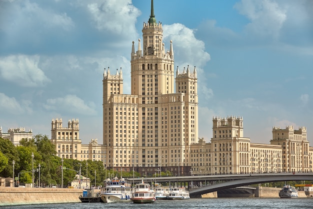 Navio fluvial na cidade