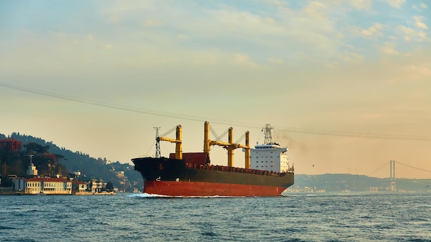Navio graneleiro no Estreito de Bósforo Istambul Turquia