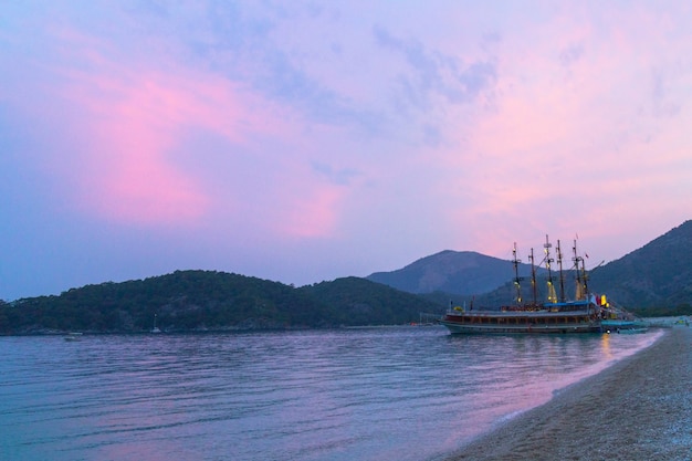 Navio na praia ao entardecer