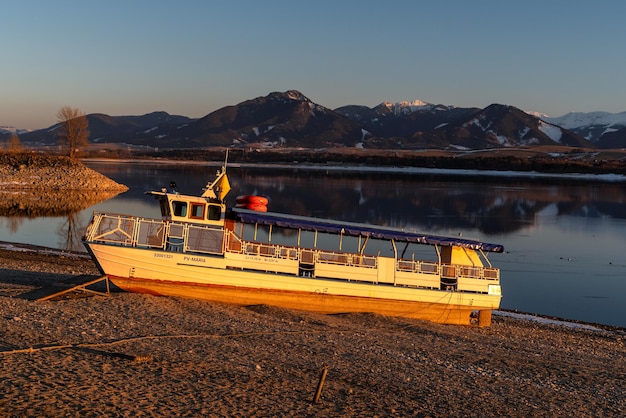 Navio na praia e represa Liptovska Mara Eslováquia