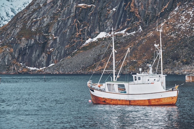 Navio na vila de pescadores de Hamnoy nas Ilhas Lofoten, Noruega