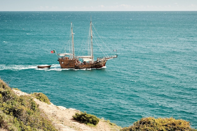 Navio navegando no mar azul de Portugal